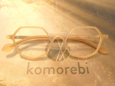 ブランド：komorebi モデル：TRAVIS カラー：HONEY 価格：45,360円（税込）